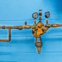 A backflow preventer device for houses